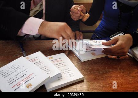 Des travailleurs électoraux préparent des bulletins de vote dans un bureau de vote au Caire, capitale de l’Égypte, le 26 mai 2014. L'Egypte a tenu l'élection présidentielle lundi. (Xinhua/Pan Chaoyue) EGYPTE-ÉLECTION PRÉSIDENTIELLE-VOTE PUBLICATIONxNOTxINxCHN les travailleurs électoraux préparent des bulletins de vote DANS un bureau de vote au Caire capitale de l'Egypte Mai 26 2014 Egypte Hero ÉLECTION présidentielle lundi XINHUA Pan Chaoyue Egypte ÉLECTION présidentielle vote PUBLICATIONxNOTxINxCHN Banque D'Images