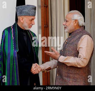 (140527) -- NEW DELHI, 27 mai 2014 (Xinhua) -- le Premier ministre indien Narendra Modi (à droite) serre la main du président afghan Hamid Karzaï avant leur rencontre à Hyderabad House à New Delhi, Inde, le 27 mai 2014. (Xinhua/Partha Sarkar) INDIA-POLITICS-MODI PUBLICATIONxNOTxINxCHN New Delhi Mai 27 2014 XINHUA les premiers ministres indiens Narendra modes r serre la main du président afghan Hamid Karzai avant leur rencontre À Hyderabad House à New Delhi Inde Mai 27 2014 XINHUA Partha Sarkar Inde modes POLITIQUES PUBLICATIONxNOTxINxCHN Banque D'Images