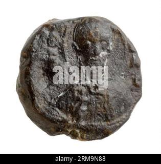 (140527) -- JÉRUSALEM, 27 mai 2014 (Xinhua) -- une photo prise le 7 avril 2014 montre un rare sceau de l'époque des Croisés estampillé par le monastère de Saint-Sabas. Le rare sceau de l'ère des Croisés estampillé par le monastère de Saint Sabas, un leader important du mouvement monastique chrétien, a été fouillé à Jérusalem, a déclaré mardi l'Autorité des antiquités d'Israël. Trouvé dans le monastère de St. Sabas dans le quartier végétalien de Bayit, le phoque a été déterré il y a un an et demi, mais les études n'ont identifié que récemment son histoire unique. (XINHUA/JINI/IAA) MIDEAST-JERUSALEM-CRUSADER-ERA MONASTIQUE PHOQUE DÉTERRÉ PUBLIC Banque D'Images