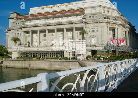 Vue depuis le pont piétonnier Cavanagh enjambant le Singapore Rivver vers l'arrière du Fullerton Hotel, un bâtiment de l'époque coloniale à Singapour Banque D'Images