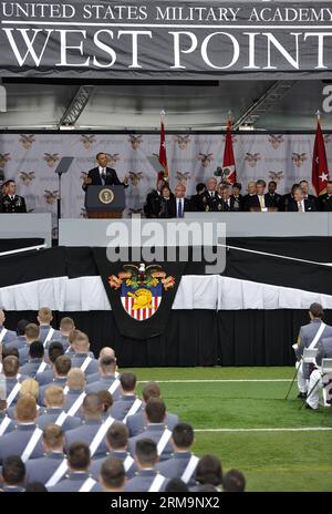 (140528) -- WEST POINT, 28 mai 2014 (Xinhua) -- le président américain Barack Obama (arrière 2e L) assiste à la cérémonie de remise des diplômes à l'Académie militaire des États-Unis à West point, New York, États-Unis, le 28 mai 2014. Obama a déclaré ici mercredi qu'il croit dans un avenir prévisible, le terrorisme reste la menace la plus directe pour l'Amérique à la maison et à l'étranger. (Xinhua/Wang Lei) US-NEW YORK-WEST POINT-GRADUATION-OBAMA PUBLICATIONxNOTxINxCHN WEST point Mai 28 2014 XINHUA U S Président Barack Obama Back 2nd l assiste à la cérémonie de remise des diplômes À l'Académie militaire des États-Unis À WEST point ne Banque D'Images