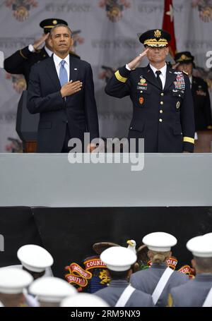 (140528) -- WEST POINT, 28 mai 2014 (Xinhua) -- le président américain Barack Obama (à gauche) assiste à la cérémonie de remise des diplômes à l'Académie militaire des États-Unis à West point, New York, États-Unis, le 28 mai 2014. Obama a déclaré ici mercredi qu'il croit dans un avenir prévisible, le terrorisme reste la menace la plus directe pour l'Amérique à la maison et à l'étranger. (Xinhua/Wang Lei) US-NEW YORK-WEST POINT-GRADUATION-OBAMA PUBLICATIONxNOTxINxCHN WEST point Mai 28 2014 XINHUA U S Président Barack Obama assiste à la cérémonie de remise des diplômes À l'Académie militaire des États-Unis À WEST point New York Banque D'Images