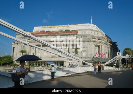 Vue depuis le pont piétonnier Cavanagh enjambant le Singapore Rivver vers l'arrière du Fullerton Hotel, un bâtiment de l'époque coloniale à Singapour Banque D'Images