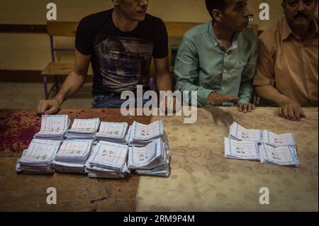 (140528) -- LE CAIRE, 28 mai 2014 (Xinhua) -- les travailleurs électoraux égyptiens isolent les bulletins de vote du candidat égyptien à la présidence Abdel Fattah al-Sisi (à gauche) et Hamdeen Sabahy (à droite) dans un bureau de vote après l'heure de fermeture du scrutin au Caire, en Égypte, le 28 mai 2014. L élection présidentielle de trois jours en Égypte s est terminée mercredi. (Xinhua/Pan Chaoyue) EGYPTE-CAIRE-ÉLECTION PRÉSIDENTIELLE-DÉPOUILLEMENT DES VOTES PUBLICATIONxNOTxINxCHN le Caire Mai 28 2014 XINHUA les travailleurs électoraux égyptiens isolent les bulletins de vote pour l'Egypte S candidat à la présidence Abdel Fattah Al Sisi l et r À un bureau de vote après l'heure de FERMETURE DE V Banque D'Images