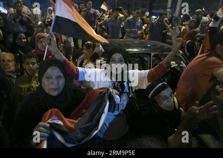 LE CAIRE, 28 mai 2014 (Xinhua) -- les Égyptiens brandissent des drapeaux nationaux lors d'un rassemblement pour célébrer l'élection présidentielle sur la place Tahrir au Caire, Égypte, le 28 mai 2014. Le décompte initial du scrutin mercredi a montré que l'ancien chef militaire égyptien Abdel Fattah al-Sisi pourrait remporter l'élection présidentielle du 26-28 mai avec une majorité écrasante des voix. (Xinhua/Cui Xinyu) EGYPTE-CAIRE-CÉLÉBRATION DE L'ÉLECTION PRÉSIDENTIELLE PUBLICATIONxNOTxINxCHN le Caire Mai 28 2014 les Égyptiens XINHUA brandissent des drapeaux nationaux lors d'un rassemblement pour célébrer l'ÉLECTION présidentielle SUR la place Tahrir au Caire Egypte Mai 28 2014 initial Pol Banque D'Images