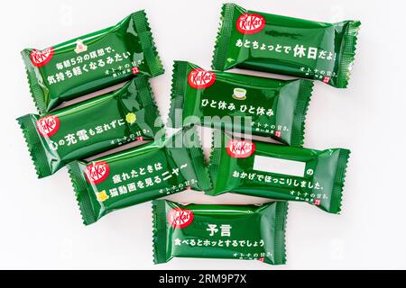 Plusieurs mini paquets kitkat japonais à deux doigts aromatisés au thé vert sur fond blanc Banque D'Images