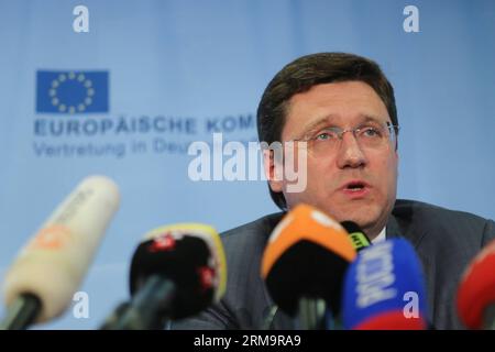 (140530) -- BERLIN, 30 mai 2014 (Xinhua) -- le ministre russe de l'énergie, Alexander Novak, assiste à une conférence de presse après des pourparlers trilatéraux à Berlin, en Allemagne, le 30 mai 2014. Des représentants de l'Union européenne (UE), de la Russie et de l'Ukraine se sont réunis ici vendredi pour un nouveau cycle de pourparlers trilatéraux visant à régler le différend gazier qui oppose la Russie et l'Ukraine, jours avant une date limite fixée par la Russie pour couper le flux de gaz si l'Ukraine ne paie pas les factures impayées. (Xinhua/Zhang Fan) ALLEMAGNE-BERLIN-UE-RUSSIE-UKRAINE-NÉGOCIATIONS SUR LE GAZ PUBLICATIONxNOTxINxCHN Berlin Mai 30 2014 XINHUA Ministres russes de l'énergie al Banque D'Images