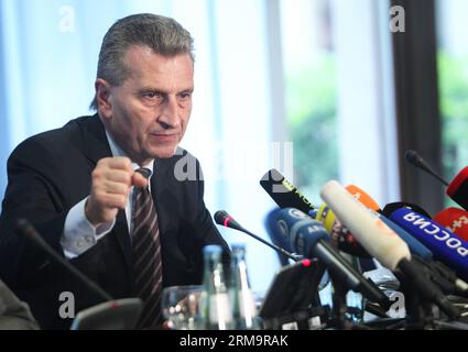 (140530) -- BERLIN, 30 mai 2014 (Xinhua) -- le commissaire européen à l'énergie Guenther Oettinger assiste à une conférence de presse après des pourparlers trilatéraux à Berlin, en Allemagne, le 30 mai 2014. Des représentants de l'Union européenne (UE), de la Russie et de l'Ukraine se sont réunis ici vendredi pour un nouveau cycle de pourparlers trilatéraux visant à régler le différend gazier qui oppose la Russie et l'Ukraine, jours avant une date limite fixée par la Russie pour couper le flux de gaz si l'Ukraine ne paie pas les factures impayées. (Xinhua/Zhang Fan) ALLEMAGNE-BERLIN-UE-RUSSIE-UKRAINE-NÉGOCIATIONS SUR LE GAZ PUBLICATIONxNOTxINxCHN Berlin Mai 30 2014 XINHUA Commissaire européen à l'énergie Gu Banque D'Images