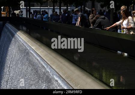 (140530) -- NEW YORK, 30 mai 2014 (Xinhua) -- des gens visitent le bassin réfléchissant sud au Ground Zero à New York, États-Unis, le 30 mai 2014. Une cérémonie de dépôt de couronnes a eu lieu en l'honneur des milliers de secouristes et de secouristes pour marquer le 12e anniversaire de la fin officielle de l'effort de secourisme et de secourisme. Le 30 mai 2002, la dernière colonne fut la dernière pièce d'acier à être retirée de Ground Zero. (Xinhua/Wang Lei) US-NEW YORK-9/11-RESCUE-CEMORME PUBLICATIONxNOTxINxCHN New York Mai 30 2014 des célébrités de XINHUA visitent la piscine de réflexion du Sud AU Ground Zero à New York T. Banque D'Images