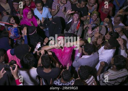 Les Égyptiens participent à un rassemblement pour célébrer la victoire de l'ancien chef de l'armée Abdel Fattah al-Sisi à l'élection présidentielle, au Caire, en Égypte, le 30 mai 2014. Le décompte initial a montré une victoire écrasante pour Sisi, qui a remporté plus de 90 pour cent des voix lors des élections présidentielles de trois jours. (Xinhua/Cui Xinyu) ÉGYPTE-CAIRE-AL-SISI-CÉLÉBRATION PUBLICATIONxNOTxINxCHN les Égyptiens assistent à un rassemblement pour célébrer l'ancien chef de l'armée Abdel Fattah Al Sisi remportant l'ÉLECTION présidentielle au Caire Égypte Mai 30 2014 initial Tally a montré une victoire écrasante pour Sisi qui a remporté plus de 90 pour cent des voix à la présidentielle des trois jours Banque D'Images