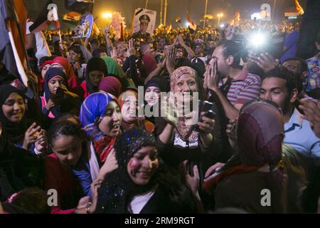 Les Égyptiens participent à un rassemblement pour célébrer la victoire de l'ancien chef de l'armée Abdel Fattah al-Sisi à l'élection présidentielle, au Caire, en Égypte, le 30 mai 2014. Le décompte initial a montré une victoire écrasante pour Sisi, qui a remporté plus de 90 pour cent des voix lors des élections présidentielles de trois jours. (Xinhua/Cui Xinyu) ÉGYPTE-CAIRE-AL-SISI-CÉLÉBRATION PUBLICATIONxNOTxINxCHN les Égyptiens assistent à un rassemblement pour célébrer l'ancien chef de l'armée Abdel Fattah Al Sisi remportant l'ÉLECTION présidentielle au Caire Égypte Mai 30 2014 initial Tally a montré une victoire écrasante pour Sisi qui a remporté plus de 90 pour cent des voix à la présidentielle des trois jours Banque D'Images