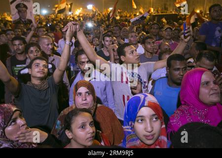 Les Égyptiens participent à un rassemblement pour célébrer la victoire de l'ancien chef de l'armée Abdel Fattah al-Sisi à l'élection présidentielle, au Caire, en Égypte, le 30 mai 2014. Le décompte initial a montré une victoire écrasante pour Sisi, qui a remporté plus de 90 pour cent des voix lors des élections présidentielles de trois jours. (Xinhua/Cui Xinyu) ÉGYPTE-CAIRE-AL-SISI-CÉLÉBRATION PUBLICATIONxNOTxINxCHN les Égyptiens assistent à un rassemblement pour célébrer l'ancien chef de l'armée Abdel Fattah Al Sisi remportant l'ÉLECTION présidentielle au Caire Égypte Mai 30 2014 initial Tally a montré une victoire écrasante pour Sisi qui a remporté plus de 90 pour cent des voix à la présidentielle des trois jours Banque D'Images