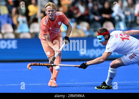 27 août 2023, Rhénanie du Nord-Westphalie, Mönchengladbach : hockey sur gazon, hommes : Championnat d'Europe, pays-Bas - Angleterre, finale, finale. Joep de mol (l) des pays-Bas et de l'Angleterre Sam Ward se battent pour le ballon. Photo : Federico Gambarini/dpa crédit : dpa Picture alliance/Alamy Live News Banque D'Images