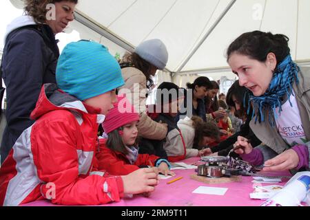 (140531) -- SOFIA, 31 mai 2014 (Xinhua) -- des enfants dessinent des photos pendant la fête des enfants à Sofia, Bulgarie, le 31 mai 2014. La fête des enfants aura lieu pendant deux jours. (Xinhua/Liu Zai) (zhf) BULGARIA-SOFIA-CHILDREN S Day PUBLICATIONxNOTxINxCHN Sofia Mai 31 2014 XINHUA Children Draw Pictures pendant la Fête des enfants S à Sofia Bulgarie Mai 31 2014 la Fête des enfants S sera héros pendant deux jours XINHUA Liu Zai Bulgaria Sofia Children S Day PUBLICATIONxNOTxINxCHN Banque D'Images