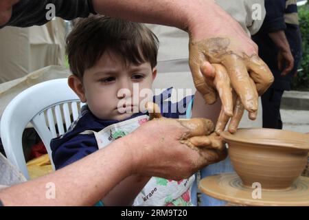 (140531) -- SOFIA, 31 mai 2014 (Xinhua) -- Un enfant fabrique de la céramique pendant la fête des enfants à Sofia, Bulgarie, le 31 mai 2014. La fête des enfants aura lieu pendant deux jours. (Xinhua/Liu Zai) (zhf) BULGARIA-SOFIA-CHILDREN S DAY PUBLICATIONxNOTxINxCHN Sofia Mai 31 2014 XINHUA un enfant fabrique de la céramique pendant la Fête des enfants S à Sofia Bulgarie Mai 31 2014 la Fête des enfants S Day sera héros pendant deux jours XINHUA Liu Zai Bulgaria Sofia Children S Day PUBLICATIONxNOTxINxCHN Banque D'Images