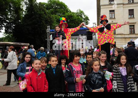 (140531) -- SOFIA, 31 mai 2014 (Xinhua) -- des enfants assistent à la fête des enfants à Sofia, Bulgarie, le 31 mai 2014. La fête des enfants aura lieu pendant deux jours. (Xinhua/Chen Hang) (zhf) BULGARIA-SOFIA-CHILDREN S DAY PUBLICATIONxNOTxINxCHN Sofia 31 2014 Mai les enfants DE XINHUA assistent à la Fête des enfants S à Sofia Bulgarie 31 2014 Mai la Fête des enfants S sera héros pendant deux jours XINHUA Chen Slope Bulgaria Sofia Children Day PUBLICATIONxNOTxINxCHN Banque D'Images