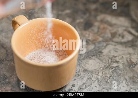 café en poudre dans une petite tasse Banque D'Images