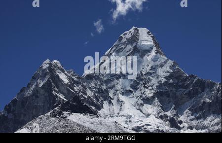 La photo prise le 1 juin 2014 montre une vue du mont AMA Dablam avec son pic de 6 812 mètres depuis Pangboche dans la région de Khumbu à Solukhumbu, au Népal. (Xinhua/Sunil Sharma)(srb) NÉPAL-MONT SOLUKHUMBU AMA DABLAM PUBLICATIONxNOTxINxCHN la photo prise LE 1 2014 juin montre une vue du mont AMA Dablam avec son pic de 6 812 mètres de Pangboche dans la région de Khumbu à Solukhumbu Népal XINHUA Sunil Sharma SRB Népal Solukhumbu Mont AMA Dablam Dablam NoxPUxNotionton Banque D'Images