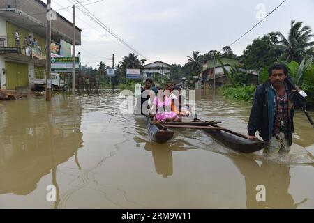(140602) -- COLOMBO, 2 juin 2014 (Xinhua) -- les gens parcourent une sortie inondée de la principale autoroute du Sri Lanka après que de fortes pluies de mousson ont frappé les régions ouest et sud de l'île à Colombo, Sri Lanka, le 2 juin 2014. Les inondations et les glissements de terrain à la suite de fortes pluies qui ont frappé des parties du Sri Lanka ont tué 14 personnes lundi, a déclaré le Centre de gestion des catastrophes. (Xinhua/P.Karunaratne) (zjy) SRI LANKA-COLOMBO-WEATHER-DEATH PUBLICATIONxNOTxINxCHN Colombo juin 2 2014 célébrités XINHUA veau à travers une sortie inondée de la route express principale sud du Sri Lanka après que de fortes pluies de mousson ont frappé l'ouest et le sud de l'Islande Banque D'Images