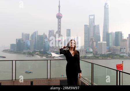 (140603) -- SHANGHAI, 3 juin 2014 (Xinhua) -- l'actrice américaine Angelina Jolie rencontre les médias sur le Bund à Shanghai, dans l'est de la Chine, le 3 juin 2014. Angelina Jolie fera la promotion de Maleficent , un film d'aventure fantastique dans lequel elle a joué, lors de sa visite à Shanghai, qui est également sa première visite sur le continent chinois. Maleficent fera ses débuts en Chine continentale le 20 juin. (Xinhua/Ren long) (lmm) CHINA-SHANGHAI-ANGELINA JOLIE-VISIT (CN) PUBLICATIONxNOTxINxCHN Shanghai juin 3 2014 XINHUA l'actrice américaine Angelina Jolie rencontre les médias SUR la Confédération en Chine orientale S Shanghai juin 3 2014 Ang Banque D'Images