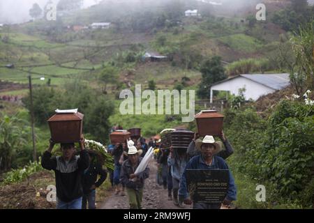 (140603) -- SANTA CRUZ VERAPAZ, 3 juin 2014 (Xinhua) -- des gens portent les cercueils de six personnes disparues, 32 ans après leur disparition, lors de leurs funérailles, au village de Pambach, dans le canton de Santa Cruz Verapaz, dans le département d'Alta Verapaz, Guatemala, le 2 juin 2014. Le 2 juin 1982, des soldats de l armée guatémaltèque sont arrivés au village de Pambach, où 82 personnes ont disparu. La Fondation guatémaltèque d anthropologie médico-légale (FAFG, pour son acronyme en espagnol) a identifié des restes de six d entre eux, trouvés près du Centre régional des Nations Unies de formation aux opérations de maintien de la paix, une ancienne base militaire à Alt Banque D'Images