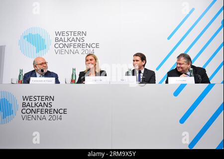VIENNE, 3 juin 2014 (Xinhua) -- le ministre grec des Affaires étrangères Evangelos (1e, R), le ministre autrichien des Affaires étrangères et de l'intégration Sebastian Kurz (2e, R) et la ministre italienne des Affaires étrangères Federica Mogherini (2e, L) assistent à la conférence de presse de la réunion annuelle des ministres des Affaires étrangères de l'Initiative de l'Europe centrale à Vienne, Autriche, le 3 juin 2014. Le gouvernement autrichien a lancé un appel aux autres pays membres de l'Union européenne pour qu'ils acceptent l'Albanie comme pays candidat à l'UE avant la fin du mois de juin, a déclaré mardi le ministre autrichien des Affaires étrangères et de l'intégration Sebastian Kurz. Banque D'Images