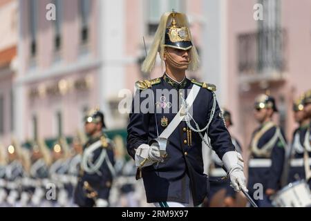 18 juin 2023 Lisbonne, Portugal : un jeune homme de la garde de police marche en avant le long de la rue pendant le défilé tenant un sabre sur son épaule. Moyenne Banque D'Images