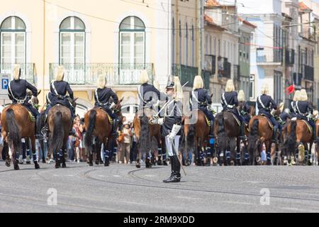 18 juin 2023 Lisbonne, Portugal : défilé militaire - gardes marchant à cheval et un homme debout sur la place avec un sabre sur l'épaule. Moyenne Banque D'Images