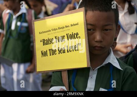 (140605) -- KATMANDOU, 5 juin 2014 (Xinhua) -- un étudiant tient une pancarte écrite levez la voix et non le niveau de la mer à l'occasion de la Journée mondiale de l'environnement à Lalitpur, Népal, le 5 juin 2014. La Journée de l'environnement est célébrée avec le thème "élever votre voix pas le niveau de la mer dans le monde entier cette année. (Xinhua/Pratap Thapa) NÉPAL-LALITPUR-JOURNÉE MONDIALE DE L'ENVIRONNEMENT PUBLICATIONxNOTxINxCHN Katmandou juin 5 2014 XINHUA un étudiant tient une pancarte écrite Elevez votre voix pas le niveau de la mer à L'OCCASION DE la Journée mondiale de l'environnement à Lalitpur Népal le 5 2014 juin la Journée de l'environnement EST célébrée avec le thème Elevez votre voix non Banque D'Images