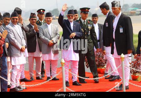 (140605) -- KATMANDOU, 5 juin 2014 (Xinhua) -- le Premier ministre népalais, Sushil Koirala (C), agite avant de partir pour la Chine à l'aéroport international Tribhuwan de Katmandou, Népal, le 5 juin 2014. Le Premier ministre népalais, Sushil Koirala, est parti jeudi pour la Chine pour assister à la 2e exposition Chine-Asie du Sud et à la 22e foire chinoise Kunming Import and Export qui se tiendra du 6 au 10 juin, ont déclaré des responsables. (Xinhua/Sunil Sharma) NÉPAL-KATMANDOU-PM-DÉPART POUR LA CHINE PUBLICATIONxNOTxINxCHN Katmandou juin 5 2014 XINHUA Népal S Premier ministres Sushil Koirala C avant de partir pour la Chine À Tribhuwan Int Banque D'Images