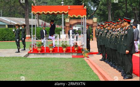 (140605) -- KATMANDOU, 5 juin 2014 (Xinhua) -- le Premier ministre népalais, Sushil Koirala (C), inspecte la garde d'honneur avant de partir pour la Chine à l'aéroport international Tribhuwan de Katmandou, Népal, le 5 juin 2014. Le Premier ministre népalais, Sushil Koirala, est parti jeudi pour la Chine pour assister à la 2e exposition Chine-Asie du Sud et à la 22e foire chinoise Kunming Import and Export qui se tiendra du 6 au 10 juin, ont déclaré des responsables. (Xinhua/Sunil Sharma) NÉPAL-KATMANDOU-PM-DÉPART POUR LA CHINE PUBLICATIONxNOTxINxCHN Katmandou juin 5 2014 XINHUA Népal S Premier ministres Sushil Koirala C inspectent la Garde d'HONNEUR BE Banque D'Images