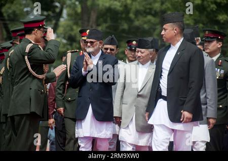 (140605) -- KATMANDOU, 5 juin 2014 (Xinhua) -- des officiers de l'armée népalaise saluent le Premier ministre Sushil Koirala (C) avant son départ pour la Chine à Katmandou, Népal, le 5 juin 2014. Le Premier ministre népalais, Sushil Koirala, est parti jeudi pour la Chine pour assister à la 2e exposition Chine-Asie du Sud et à la 22e foire chinoise Kunming Import and Export qui se tiendra du 6 au 10 juin, ont déclaré des responsables. (Xinhua/Pratap Thapa) NÉPAL-KATMANDOU-PM-DÉPART POUR LA CHINE PUBLICATIONxNOTxINxCHN Katmandou juin 5 2014 des officiers de l'armée népalaise XINHUA SALUENT le Premier ministre Sushil Koirala C avant son départ pour la Chine à Katmandou Nepal Ju Banque D'Images