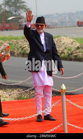 (140605) -- KATMANDOU, 5 juin 2014 (Xinhua) -- le Premier ministre népalais, Sushil Koirala, fait des vagues avant de partir pour la Chine à l'aéroport international Tribhuwan de Katmandou, Népal, le 5 juin 2014. Le Premier ministre népalais, Sushil Koirala, est parti jeudi pour la Chine pour assister à la 2e exposition Chine-Asie du Sud et à la 22e foire chinoise Kunming Import and Export qui se tiendra du 6 au 10 juin, ont déclaré des responsables. (Xinhua/Sunil Sharma) NÉPAL-KATMANDOU-PM-DÉPART POUR LA CHINE PUBLICATIONxNOTxINxCHN Katmandou juin 5 2014 XINHUA Népal S Premier ministres Sushil Koirala avant de partir pour la Chine AU Tribhuwan Internati Banque D'Images