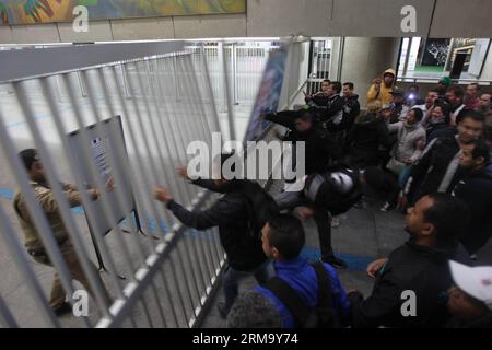 (140606) -- SAO PAULO, 5 juin 2014 (Xinhua) -- des gens réagissent devant l'entrée de la station de métro Corinthians-Itaquera à Sao Paulo, Brésil, le 5 juin 2014. Les travailleurs de la station de métro à Sao Paulo, ont commencé jeudi une grève pour exiger la hausse des salaires de 16 pour cent entre autres demandes selon la presse locale. (Xinhua/AGENCIA ESTADO) (ce) BRÉSIL DEHORS (SP)BRÉSIL-SAO PAULO-COUPE DU MONDE 2014-STRIKE PUBLICATIONxNOTxINxCHN Sao Paulo juin 5 2014 des célébrités de XINHUA réagissent devant l'entrée de la station de métro Corinthians Itaquera à Sao Paulo Brésil LE 5 2014 juin travailleur de la station de métro Banque D'Images