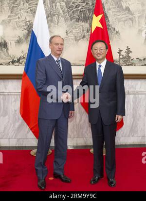 (140606) -- PÉKIN, 6 juin 2014 (Xinhua) -- le conseiller d'État chinois Yang Jiechi (R) et le secrétaire du Conseil de sécurité russe Nikolai Patrushev organisent la 10e série de consultations stratégiques sino-russes sur la sécurité à Pékin, capitale de la Chine, le 6 juin 2014. (Xinhua/Xie Huanchi) (zgp) CHINE-RUSSIE-PÉKIN-CONSULTATION STRATÉGIQUE SUR LA SÉCURITÉ (CN) PUBLICATIONxNOTxINxCHN Beijing juin 6 2014 XINHUA les conseillers d'État chinois Yang Jiechi r et le secrétaire russe du Conseil de sécurité Nikolai Patrushev organisent la 10e série de consultations stratégiques sur la sécurité de la Chine Russie à Beijing capitale de la Chine juin 6 2014 XINH Banque D'Images