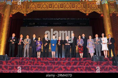 (140607) -- BEIJING, 7 juin 2014 (Xinhua) -- les représentants et invités de l'association récompensée posent pour une photo de groupe lors de la 7e Conférence pour l'amitié des associations chinoises d'outre-mer à Beijing, capitale de la Chine, le 7 juin 2014. (Xinhua/Chen Yehua) (yxb) CHINA-BEIJING-OVERSEAS CHINESE ASSOCIATIONS(CN) PUBLICATIONxNOTxINxCHN Beijing juin 7 2014 XINHUA les représentants et invités de l'Association récompensés posent pour une photo de groupe lors de la 7e Conférence pour l'amitié des associations chinoises d'outre-mer à Pékin capitale chinoise juin 7 2014 XINHUA Chen YEHUA Chine Pékin Chine Banque D'Images