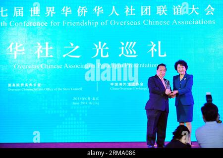 (140607) -- BEIJING, 7 juin 2014 (Xinhua) -- Qiu Yuanping(R), chef du Bureau des affaires chinoises d'outre-mer du Conseil d'État, remet un prix au représentant de l'association chinoise philippine lors de la 7e Conférence pour l'amitié des associations chinoises d'outre-mer à Beijing, capitale de la Chine, le 7 juin 2014. (Xinhua/Chen Yehua) (yxb) CHINA-BEIJING-OVERSEAS CHINESE ASSOCIATIONS(CN) PUBLICATIONxNOTxINxCHN Beijing juin 7 2014 XINHUA Qiu Yuan Ping r Chef du Bureau des affaires chinoises d'outre-mer du Conseil des affaires d'État remet un prix au représentant de l'Association chinoise philippine Banque D'Images