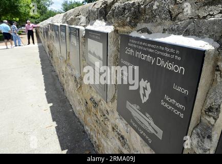 (140607) -- FREDERICKSBURG, 7 juin 2014 (Xinhua) -- les visiteurs regardent les pierres tombales de soldats tombés au combat pendant la guerre du Pacifique au Musée national de la guerre du Pacifique à Fredericksburg au Texas, États-Unis, le 7 juin 2014. Le Musée national de la guerre du Pacifique est un musée dédié exclusivement à raconter l'histoire des batailles théâtrales du Pacifique de la Seconde Guerre mondiale, et à honorer les huit millions d'Américains qui ont servi dans la guerre contre le Japon, y compris les plus de 100 000 qui ont donné leur vie. (Xinhua/Wang Lei) US-TEXAS-FREDERICKSBURG-MUSEUM-PACIFIC WAR PUBLICATIONxNOTxINxCHN Fredericksburg June Banque D'Images