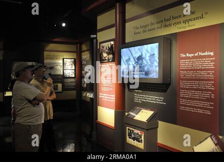 (140607) -- FREDERICKSBURG, 7 juin 2014 (Xinhua) -- les visiteurs regardent des photos historiques sur la guerre du Pacifique au Musée national de la guerre du Pacifique à Fredericksburg au Texas, États-Unis, le 7 juin 2014. Le Musée national de la guerre du Pacifique est un musée dédié exclusivement à raconter l'histoire des batailles théâtrales du Pacifique de la Seconde Guerre mondiale, et à honorer les huit millions d'Américains qui ont servi dans la guerre contre le Japon, y compris les plus de 100 000 qui ont donné leur vie. (Xinhua/Wang Lei) US-TEXAS-FREDERICKSBURG-MUSEUM-PACIFIC WAR PUBLICATIONxNOTxINxCHN Fredericksburg juin 7 2014 X Banque D'Images