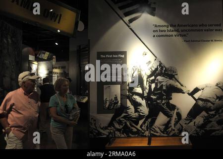 (140607) -- FREDERICKSBURG, 7 juin 2014 (Xinhua) -- les visiteurs regardent des photos historiques sur la bataille d'Iwo Jima au Musée national de la guerre du Pacifique à Fredericksburg au Texas, États-Unis, le 7 juin 2014. Le Musée national de la guerre du Pacifique est un musée dédié exclusivement à raconter l'histoire des batailles théâtrales du Pacifique de la Seconde Guerre mondiale, et à honorer les huit millions d'Américains qui ont servi dans la guerre contre le Japon, y compris les plus de 100 000 qui ont donné leur vie. (Xinhua/Wang Lei) US-TEXAS-FREDERICKSBURG-MUSEUM-PACIFIC WAR PUBLICATIONxNOTxINxCHN Fredericksburg juin 7 Banque D'Images