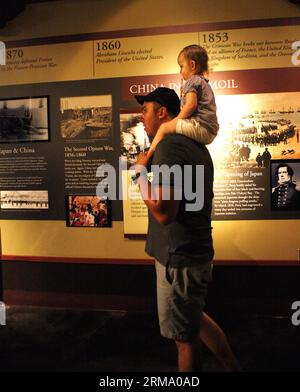 (140607) -- FREDERICKSBURG, 7 juin 2014 (Xinhua) -- Un homme portant sa fille visite le Musée national de la guerre du Pacifique à Fredericksburg, Texas, États-Unis, le 7 juin 2014. Le Musée national de la guerre du Pacifique est un musée dédié exclusivement à raconter l'histoire des batailles théâtrales du Pacifique de la Seconde Guerre mondiale, et à honorer les huit millions d'Américains qui ont servi dans la guerre contre le Japon, y compris les plus de 100 000 qui ont donné leur vie. (Xinhua/Song Qiong) US-TEXAS-FREDERICKSBURG-MUSEUM-PACIFIC WAR PUBLICATIONxNOTxINxCHN Fredericksburg juin 7 2014 XINHUA a Man ca Banque D'Images