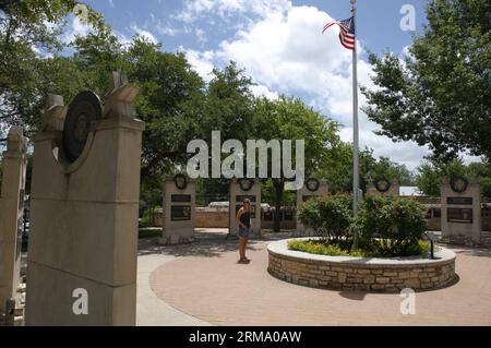 (140607) -- FREDERICKSBURG, 7 juin 2014 (Xinhua) -- Une femme regarde les momuments des soldats tombés au combat pendant la guerre du Pacifique au Musée national de la guerre du Pacifique à Fredericksburg, Texas, États-Unis, 7 juin 2014. Le Musée national de la guerre du Pacifique est un musée dédié exclusivement à raconter l'histoire des batailles théâtrales du Pacifique de la Seconde Guerre mondiale, et à honorer les huit millions d'Américains qui ont servi dans la guerre contre le Japon, y compris les plus de 100 000 qui ont donné leur vie. (Xinhua/Song Qiong) US-TEXAS-FREDERICKSBURG-MUSEUM-PACIFIC WAR PUBLICATIONxNOTxINxCHN Fredericksburg Banque D'Images