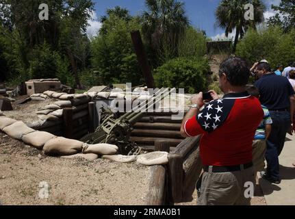 (140607) -- FREDERICKSBURG, 7 juin 2014 (Xinhua) -- les visiteurs regardent une réplique de tranchée au Musée national de la guerre du Pacifique à Fredericksburg, Texas, États-Unis, le 7 juin 2014. Le Musée national de la guerre du Pacifique est un musée dédié exclusivement à raconter l'histoire des batailles théâtrales du Pacifique de la Seconde Guerre mondiale, et à honorer les huit millions d'Américains qui ont servi dans la guerre contre le Japon, y compris les plus de 100 000 qui ont donné leur vie. (Xinhua/Wang Lei) US-TEXAS-FREDERICKSBURG-MUSEUM-PACIFIC WAR PUBLICATIONxNOTxINxCHN Fredericksburg juin 7 2014 les visiteurs de XINHUA regardent Banque D'Images