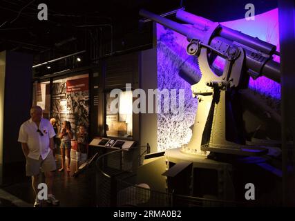 (140607) -- FREDERICKSBURG, 7 juin 2014 (Xinhua) -- les visiteurs visitent le Musée national de la guerre du Pacifique à Fredericksburg, Texas, États-Unis, le 7 juin 2014. Le Musée national de la guerre du Pacifique est un musée dédié exclusivement à raconter l'histoire des batailles théâtrales du Pacifique de la Seconde Guerre mondiale, et à honorer les huit millions d'Américains qui ont servi dans la guerre contre le Japon, y compris les plus de 100 000 qui ont donné leur vie. (Xinhua/Song Qiong) US-TEXAS-FREDERICKSBURG-MUSEUM-PACIFIC WAR PUBLICATIONxNOTxINxCHN Fredericksburg juin 7 2014 les visiteurs de XINHUA font un tour à la Banque D'Images