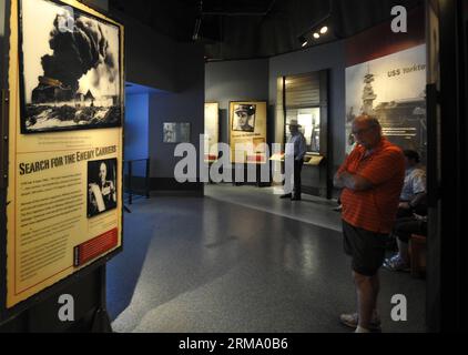 (140607) -- FREDERICKSBURG, 7 juin 2014 (Xinhua) -- les visiteurs regardent des photos historiques sur la guerre du Pacifique au Musée national de la guerre du Pacifique à Fredericksburg au Texas, États-Unis, le 7 juin 2014. Le Musée national de la guerre du Pacifique est un musée dédié exclusivement à raconter l'histoire des batailles théâtrales du Pacifique de la Seconde Guerre mondiale, et à honorer les huit millions d'Américains qui ont servi dans la guerre contre le Japon, y compris les plus de 100 000 qui ont donné leur vie. (Xinhua/Wang Lei) US-TEXAS-FREDERICKSBURG-MUSEUM-PACIFIC WAR PUBLICATIONxNOTxINxCHN Fredericksburg juin 7 2014 X Banque D'Images