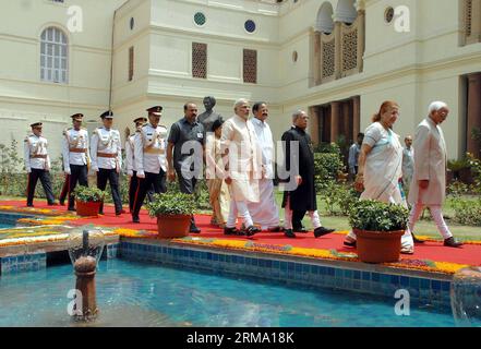 (140609) -- NEW DELHI, 9 juin 2014 (Xinhua) -- le président indien Pranab Mukherjee (2e rangée R), le vice-président indien Hamid Ansari (droite, avant), le premier ministre indien Narendra Modi (2e rangée L), le conférencier Lok Sabha (Chambre basse) Sumitra Mahajan (gauche, avant) et d'autres se dirigent vers la salle centrale du Parlement dans une procession où le Président s'adresse à la session conjointe du Parlement à New Delhi, Inde, le 9 juin 2014. (Xinhua) INDE-NOUVEAU DELHI-PALIAMENT PROCESSION PUBLICATIONxNOTxINxCHN New Delhi juin 9 2014 XINHUA Président indien Pranab Mukherjee 2e rangée r Vice-président indien Hamid Ansari Banque D'Images