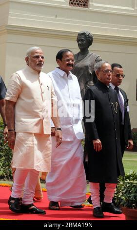 (140609) -- NEW DELHI, 9 juin 2014 (Xinhua) -- le président indien Pranab Mukherjee (3e L), le Premier ministre indien Narendra Modi (1e L) et le ministre des Affaires parlementaires M. Venkaiah Naidu (2e L) se dirigent vers la salle centrale du Parlement lors d'une procession où le président s'adresse à la session conjointe du Parlement à New Delhi, en Inde, le 9 juin 2014. (Xinhua) INDE-NEW DELHI-PALIAMENT PROCESSION PUBLICATIONxNOTxINxCHN New Delhi juin 9 2014 XINHUA Président indien Pranab Mukherjee 3rd l Premier Ministre indien Narendra modes 1st l et Ministre des Affaires parlementaires M Naidu 2nd l Proceed Towar Banque D'Images