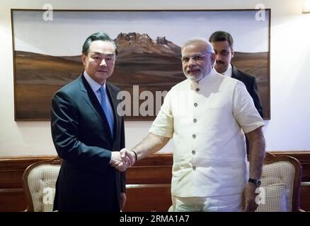 (140609) -- NEW DELHI, 9 juin 2014 (Xinhua) -- le Premier ministre indien Narendra Modi (front R) rencontre l'envoyé spécial en visite du président chinois Xi Jinping et le ministre chinois des Affaires étrangères Wang Yi (front L) à New Delhi, capitale de l'Inde, le 9 juin 2014. (Xinhua/Zheng Huansong) INDIA-NEW DELHI-PM-CHINA-WANG YI-MEETING PUBLICATIONxNOTxINxCHN New Delhi juin 9 2014 XINHUA Premier ministres indiens Narendra modes r Front rencontre l'envoyé spécial du président chinois Xi Jinping Ministre chinois des Affaires étrangères Wang Yi l Front à New Delhi capitale de l'Inde juin 9 2014 XINHUA Zheng Huansong Inde New Del Banque D'Images