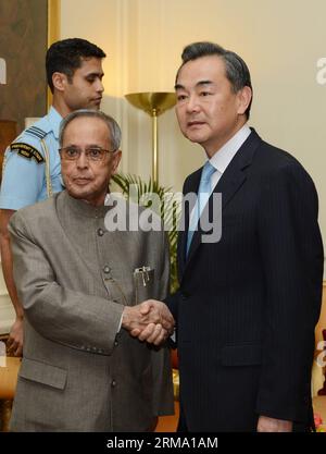 (140609) -- NEW DELHI, 9 juin 2014 (Xinhua) -- photo fournie par le ministère indien des Affaires étrangères le 9 juin 2014 montre le président indien Pranab Mukherjee (front gauche) rencontrant l'envoyé spécial en visite du président chinois Xi Jinping et du ministre chinois des Affaires étrangères Wang Yi (R) à New Delhi, capitale de l'Inde. (Xinhua) INDIA-NEW DELHI-PRESIDENT-CHINA-WANG YI-MEETING PUBLICATIONxNOTxINxCHN New Delhi juin 9 2014 XINHUA photo fournie par le ministère indien des Affaires extérieures LE 9 2014 juin montre le président indien Pranab Mukherjee rencontre avec l'envoyé spécial en visite du président chinois Xi Jinpin Banque D'Images