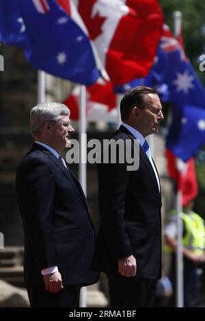 (140609) -- OTTAWA, 9 juin 2014 (Xinhua) -- le premier ministre australien Tony Abbott (à droite) défend les honneurs militaires et une inspection de garde avec l'accompagnement du premier ministre canadien Stephen Harper sur la colline du Parlement à Ottawa, Canada, le 9 juin 2014. Abbott effectue une visite de deux jours au Canada et a rencontré son homologue canadien sur la Colline du Parlement lundi. (Xinhua/David Kawai) CANADA-OTTAWA-AUSTRALIA-PM-VISIT PUBLICATIONxNOTxINxCHN Ottawa juin 9 2014 XINHUA le Premier ministre australien Tony Abbott représente les honneurs militaires et une inspection de la garde avec les premiers ministres canadiens Ste Banque D'Images